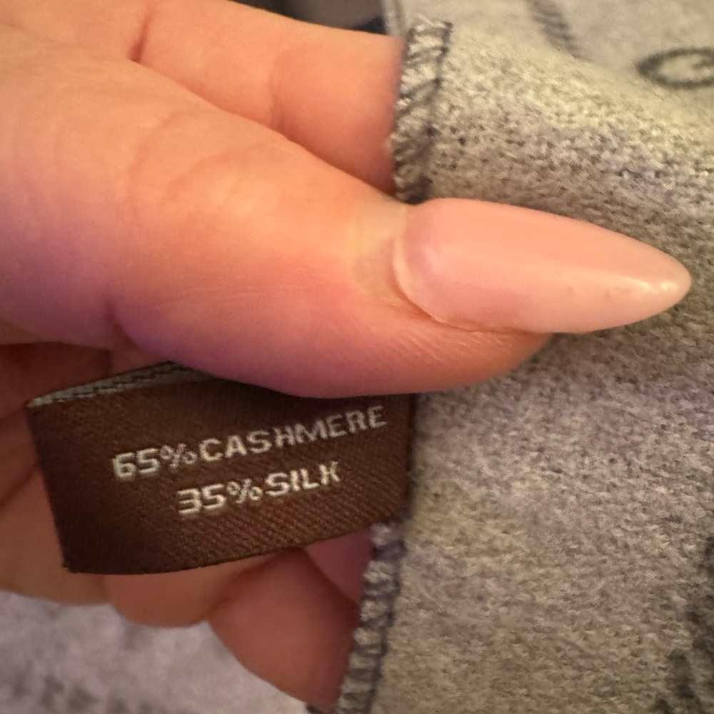 Gucci Light Gray GG Patterned Scarf - Picture 7 of 10